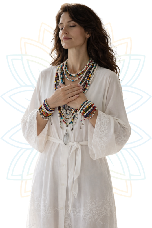 Mulher com colares e meditando.